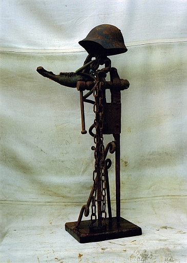 1997 - Prototyp fuer eine Schrottarmee - Eisen - 110x50.5x33.5 cm (2).jpg
